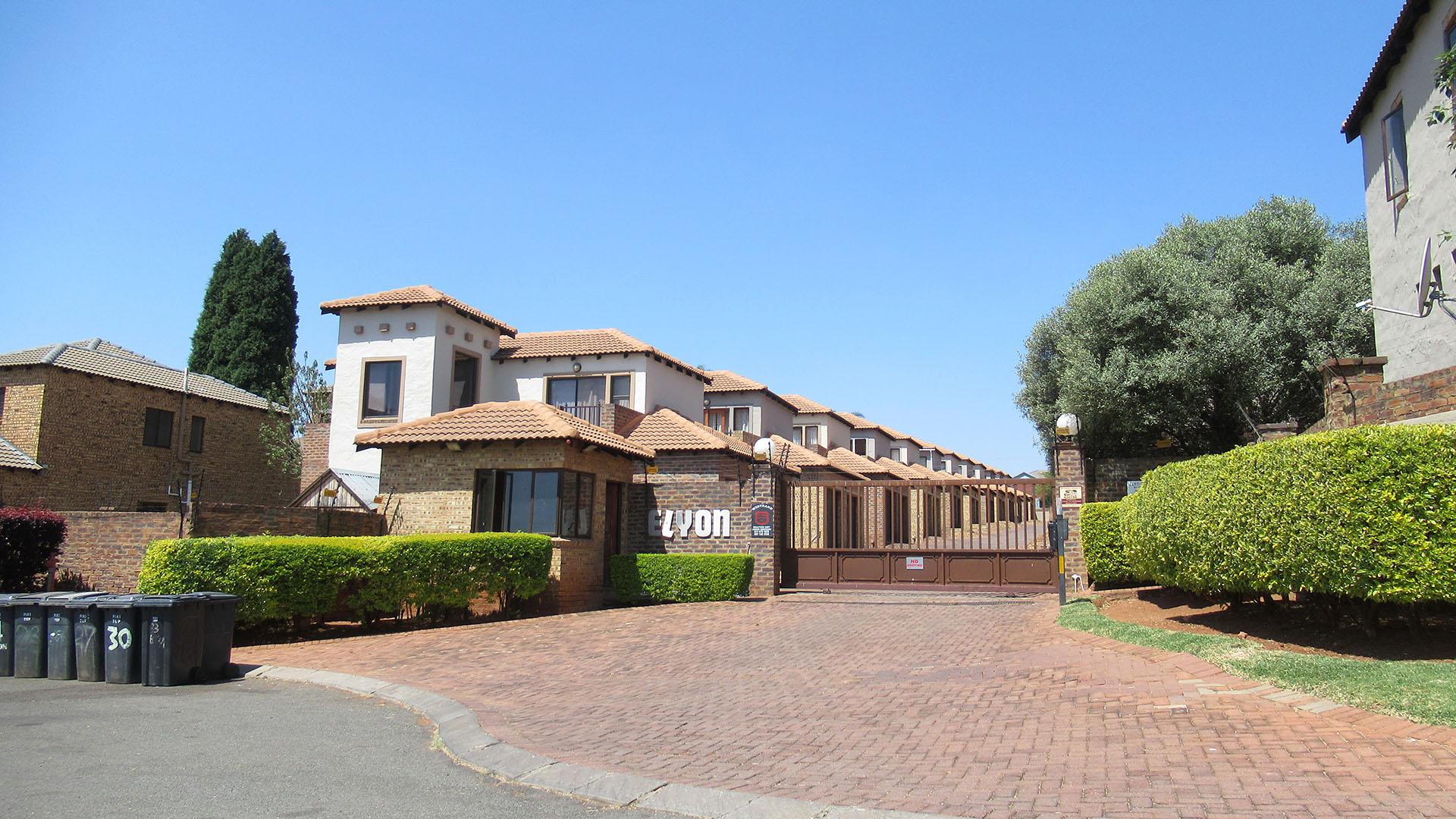 Front View of property in Willowbrook