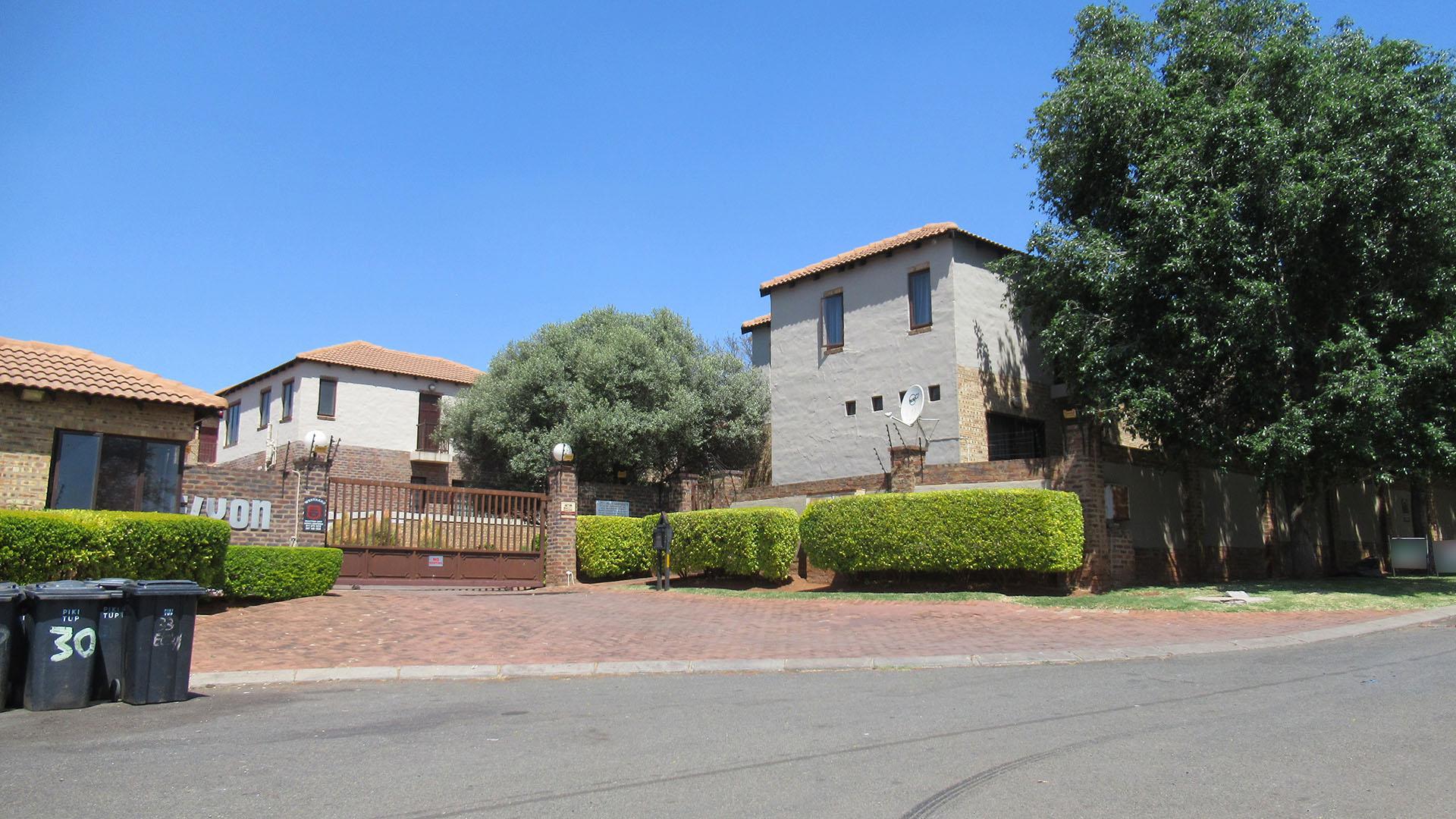 Front View of property in Willowbrook