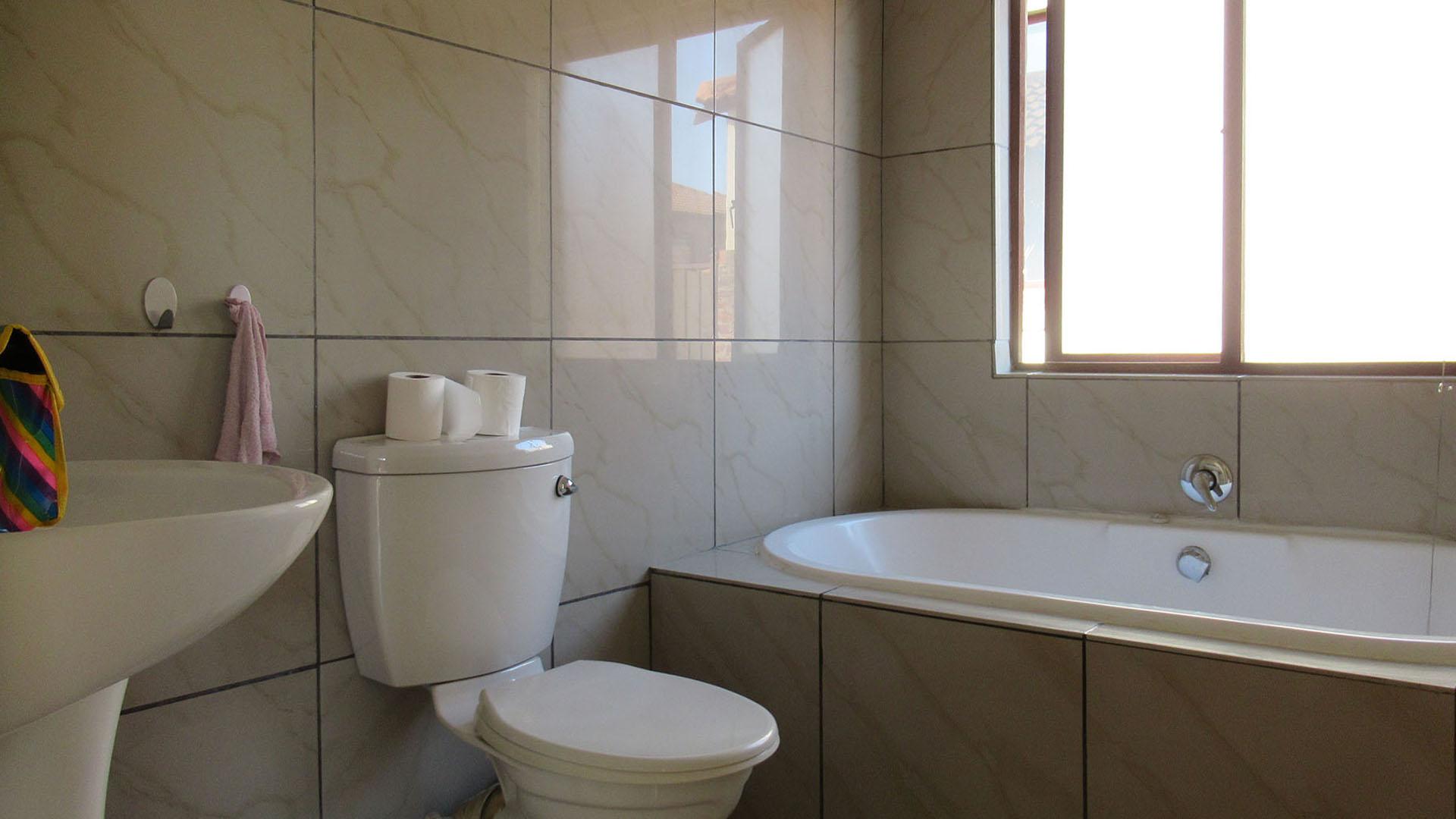 Bathroom 1 - 5 square meters of property in Willowbrook
