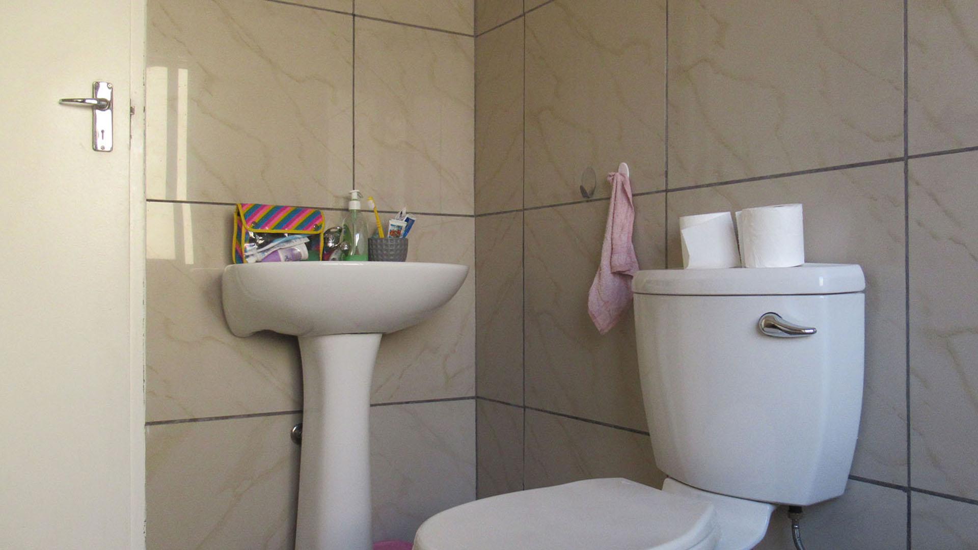 Bathroom 1 - 5 square meters of property in Willowbrook