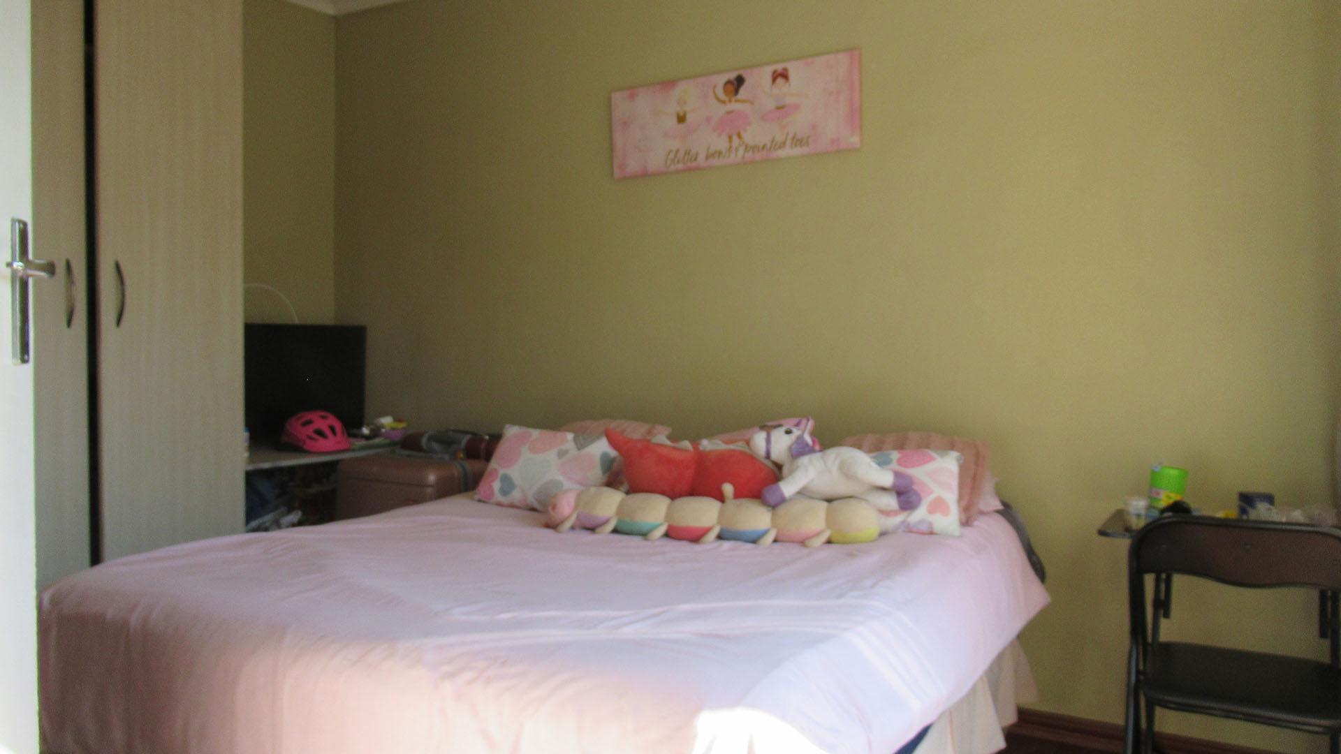 Bed Room 1 - 11 square meters of property in Willowbrook