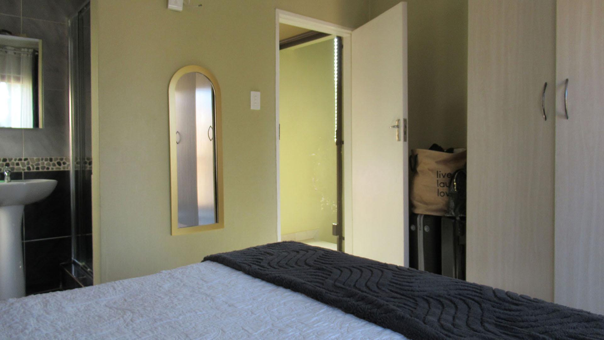 Main Bedroom - 12 square meters of property in Willowbrook