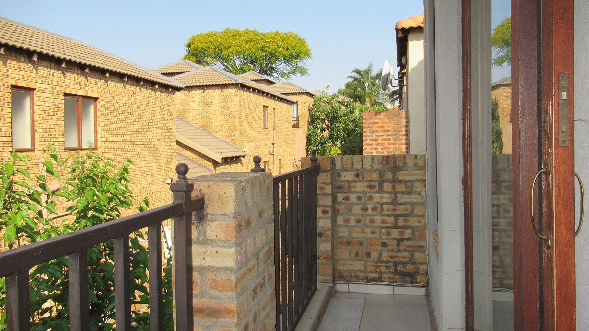 Balcony - 11 square meters of property in Willowbrook