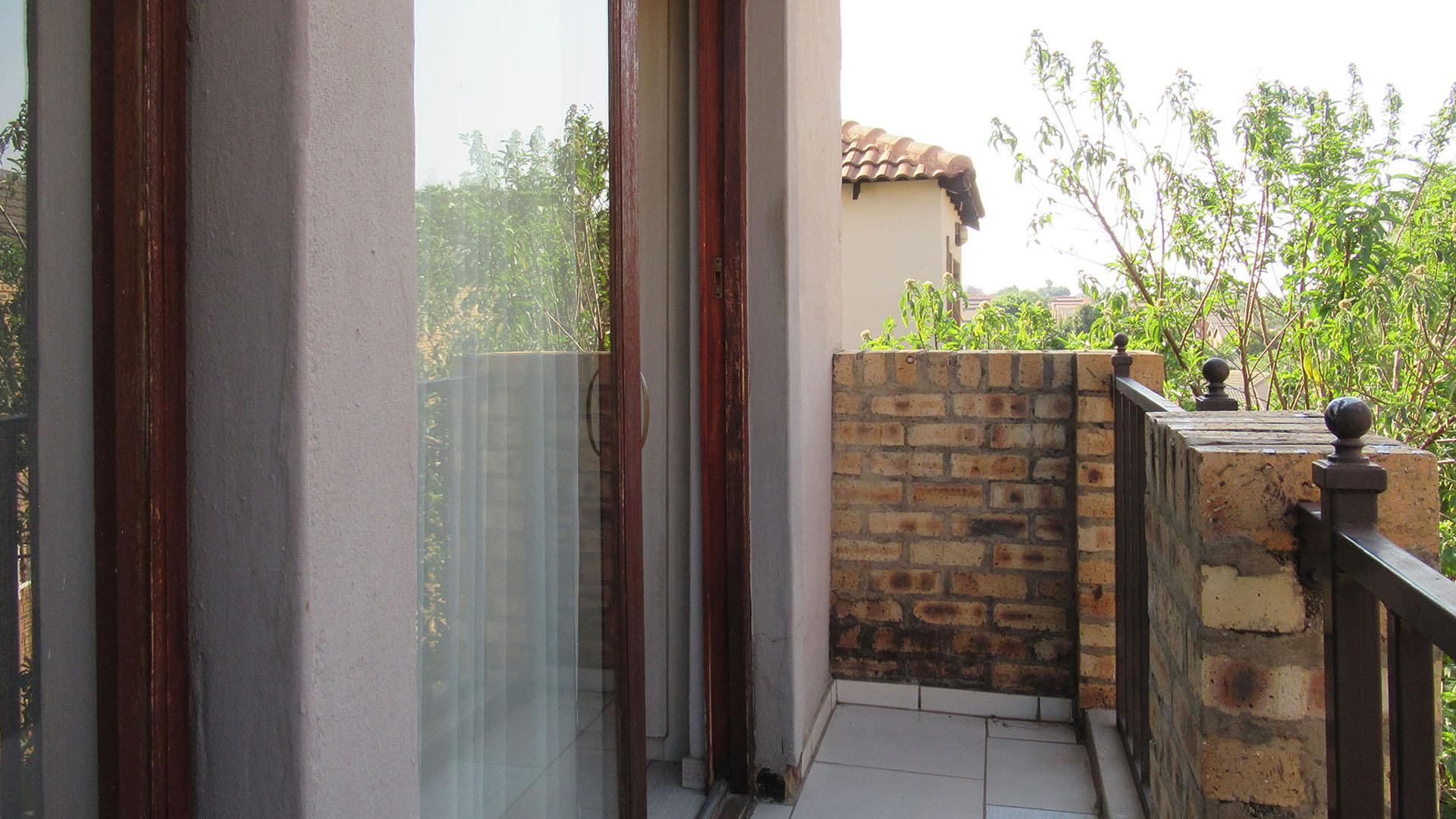 Balcony - 11 square meters of property in Willowbrook