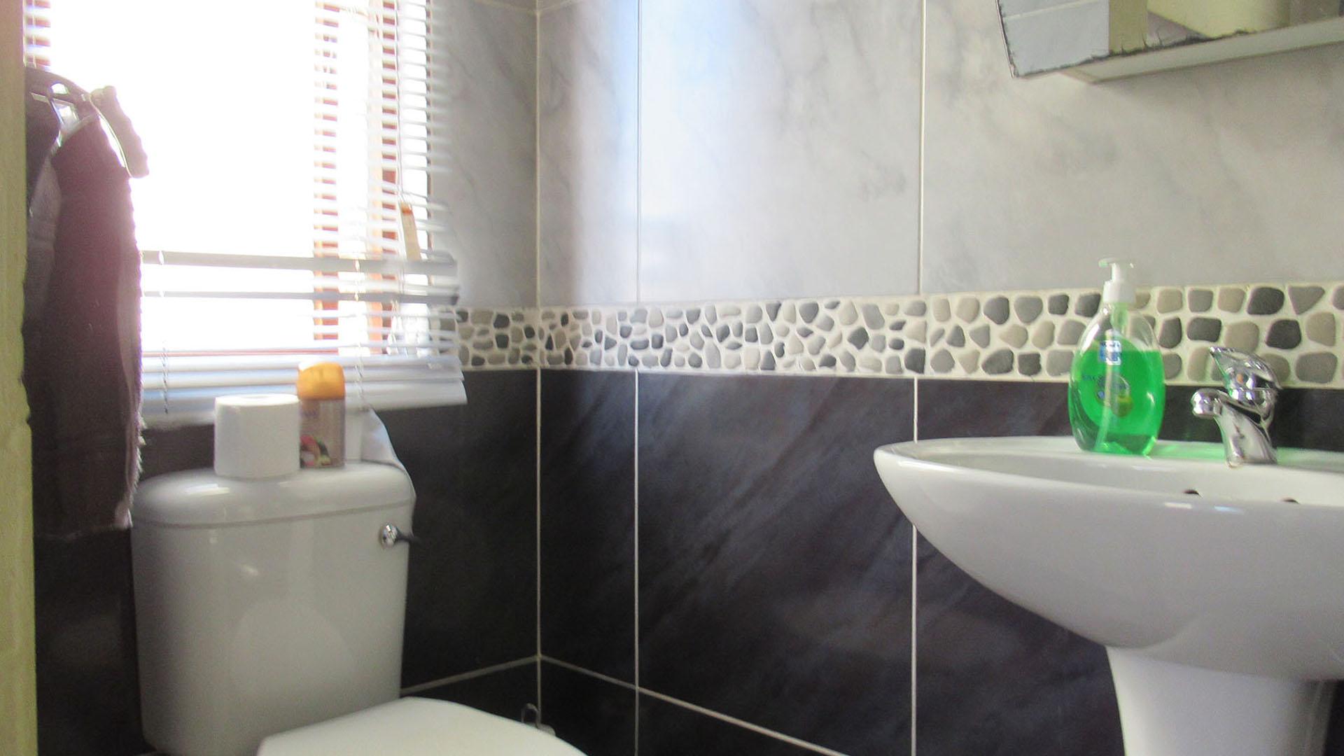 Main Bathroom - 3 square meters of property in Willowbrook