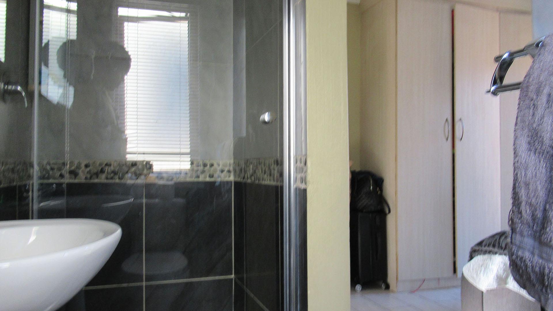 Main Bathroom - 3 square meters of property in Willowbrook