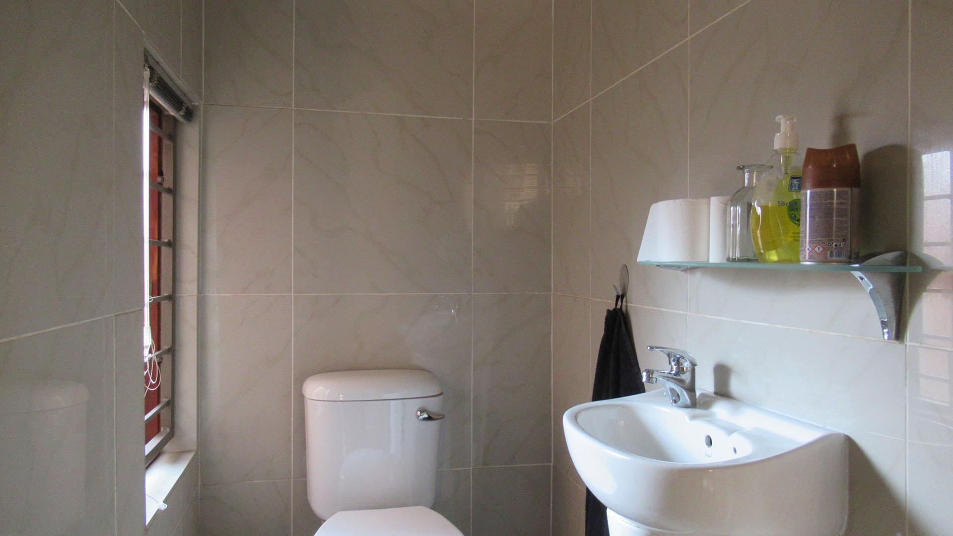 Guest Toilet - 2 square meters of property in Willowbrook