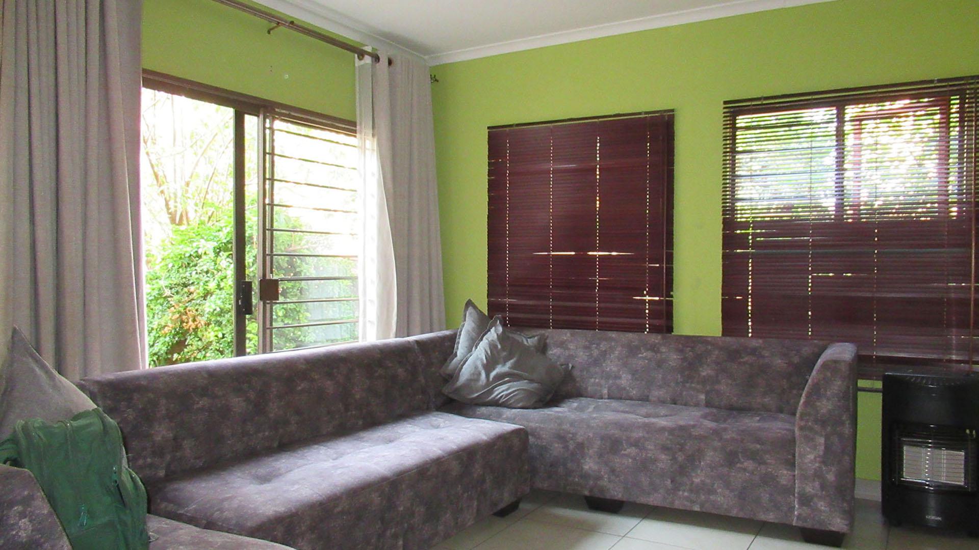 Lounges - 19 square meters of property in Willowbrook