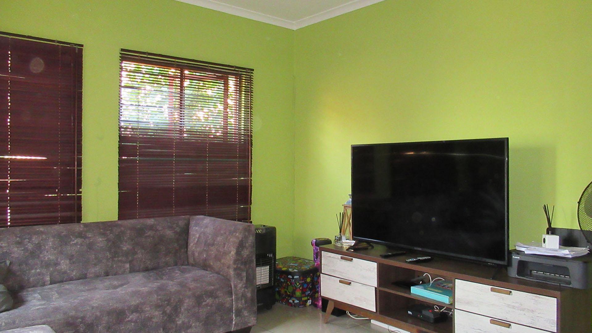 Lounges - 19 square meters of property in Willowbrook