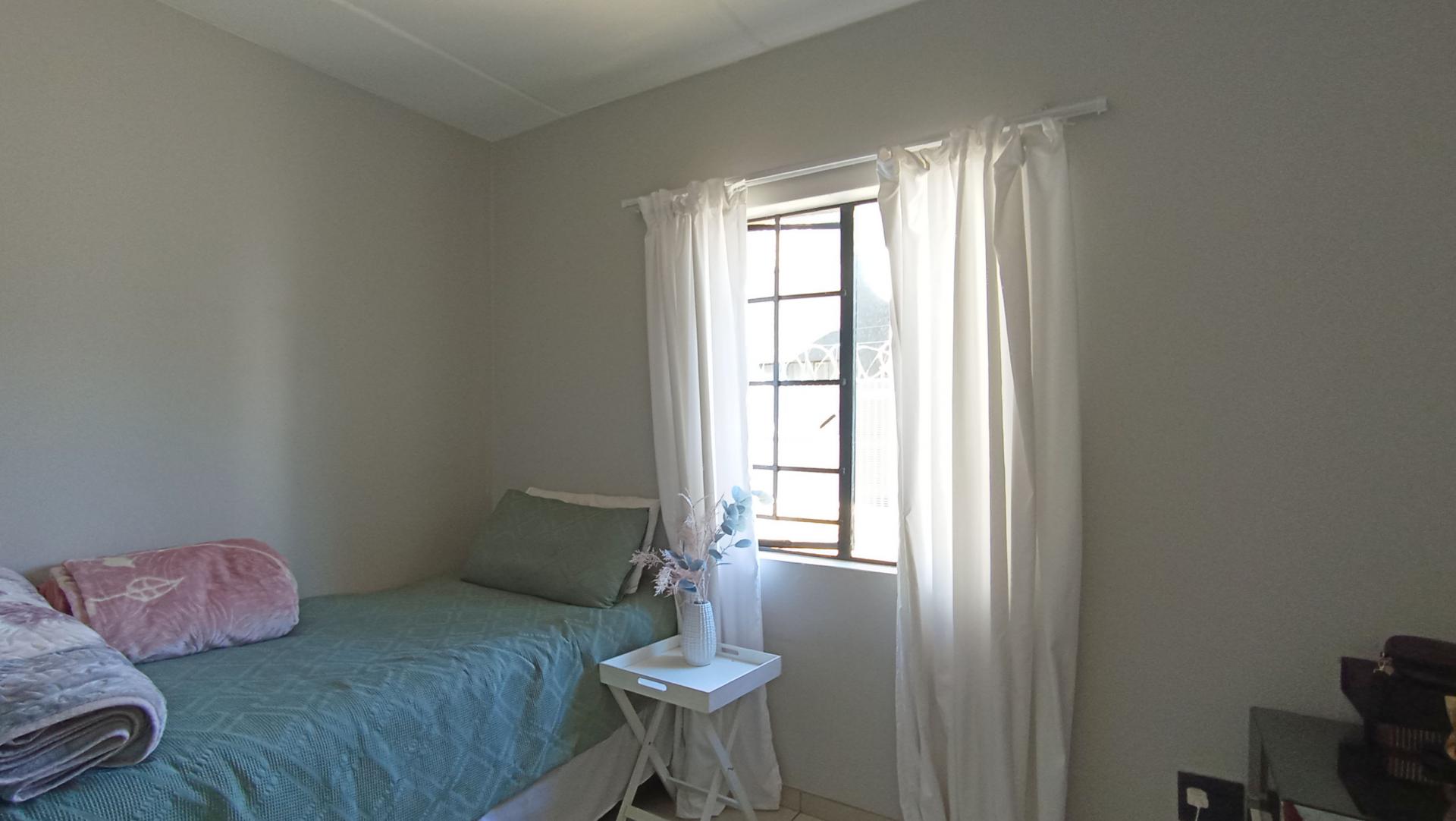 Bed Room 2 - 8 square meters of property in Fleurhof