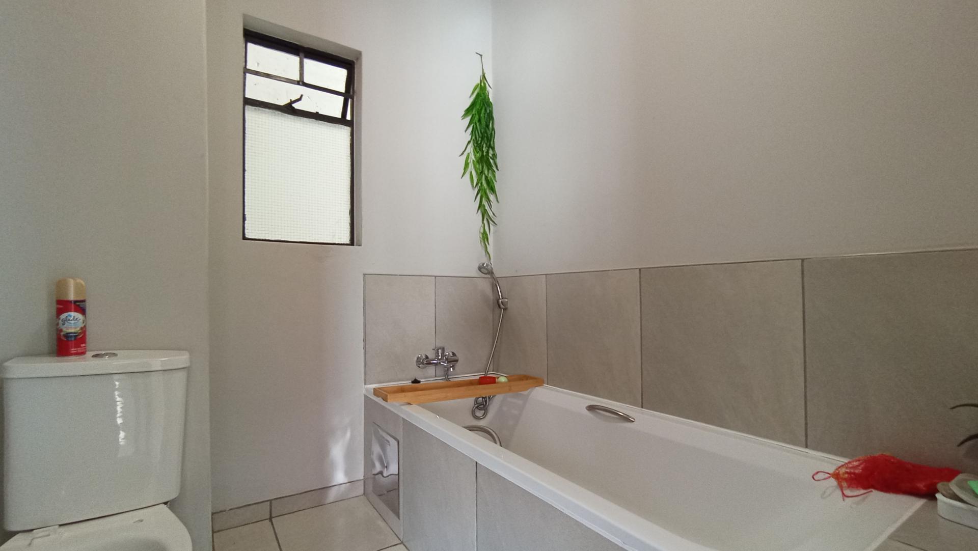 Bathroom 1 - 5 square meters of property in Fleurhof