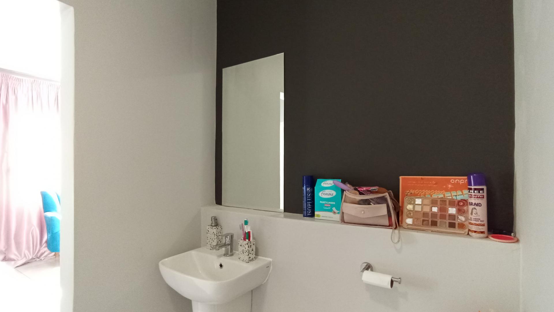 Bathroom 1 - 5 square meters of property in Fleurhof