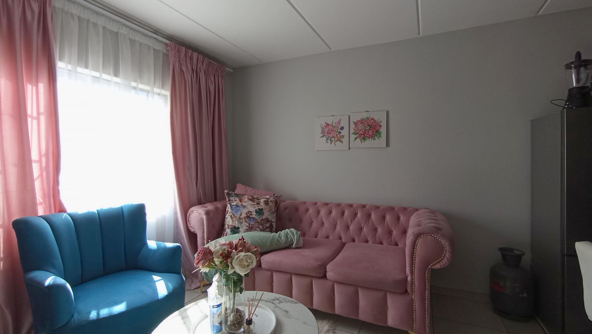 Lounges - 10 square meters of property in Fleurhof