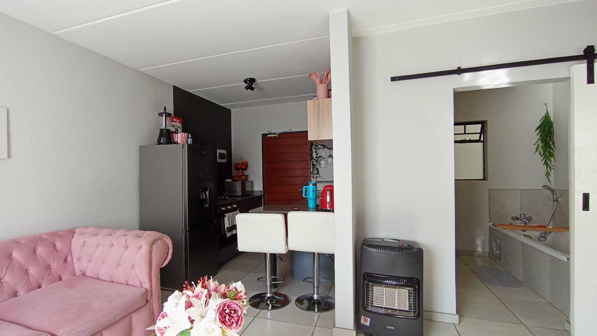 Lounges - 10 square meters of property in Fleurhof