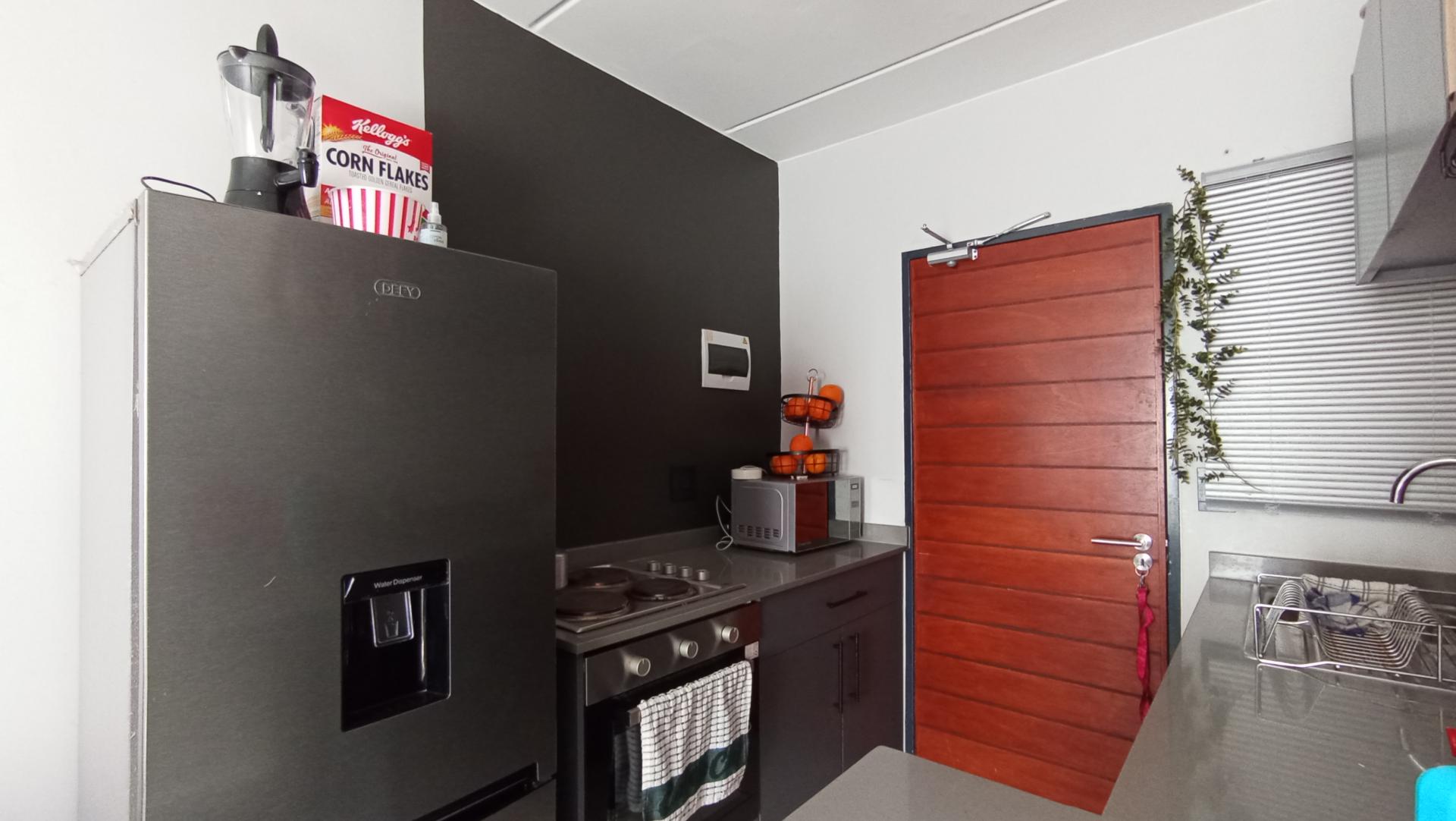 Kitchen - 6 square meters of property in Fleurhof