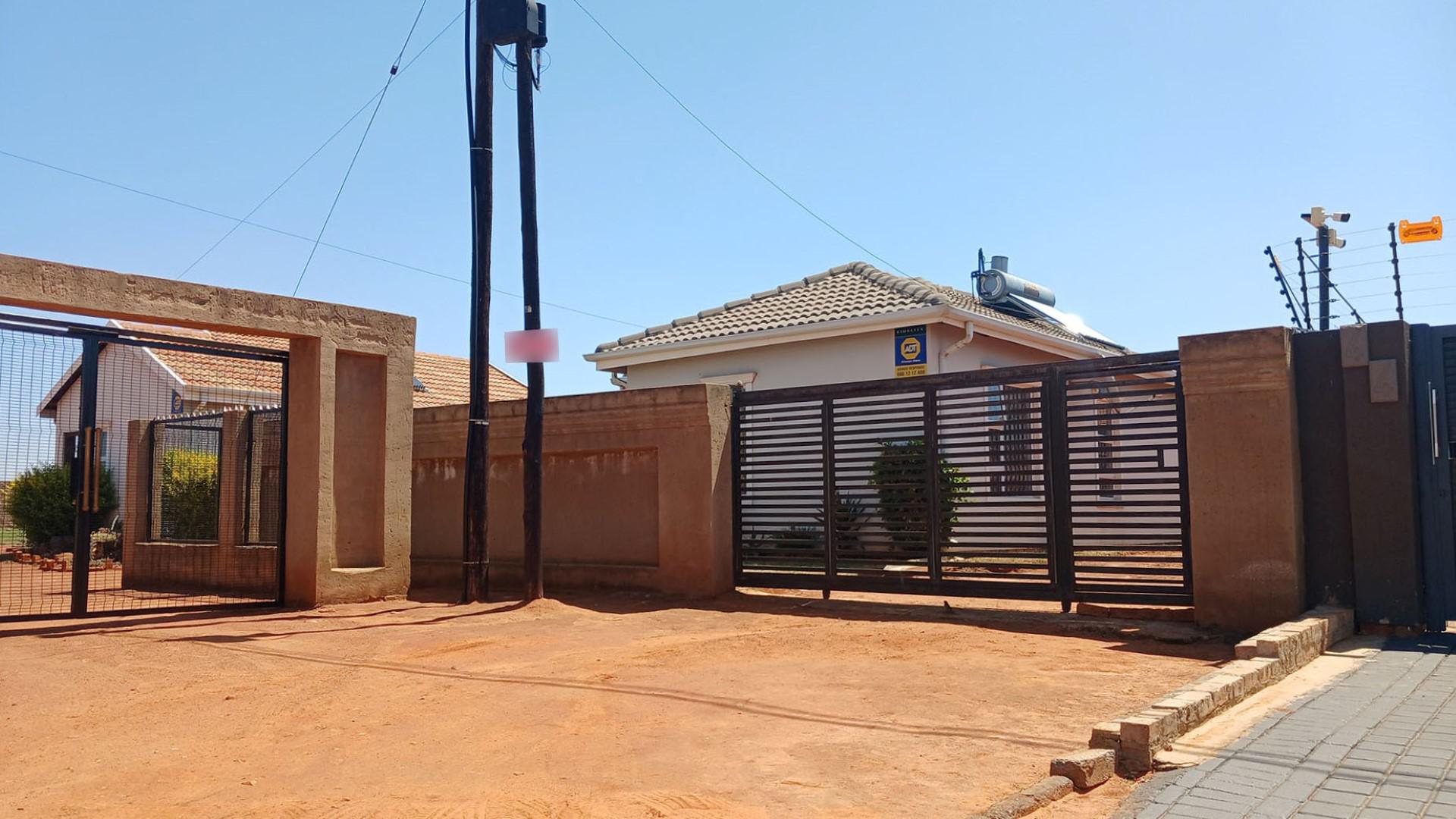 Front View of property in Protea Glen