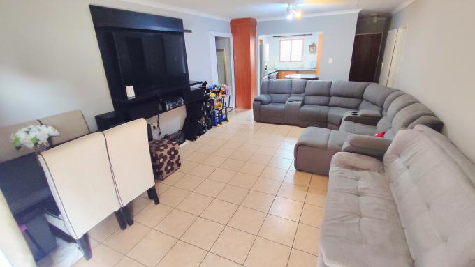 2 Bedroom Simplex for Sale For Sale in Rooihuiskraal North - MR686889