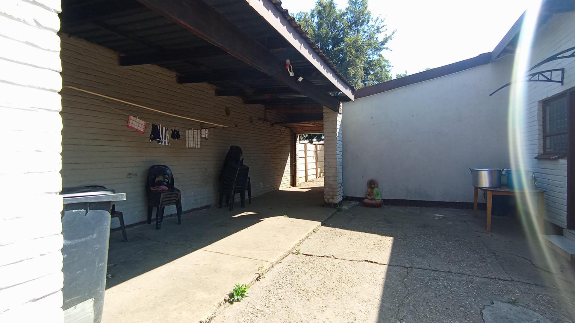 Carport  - 32 square meters of property in Danville