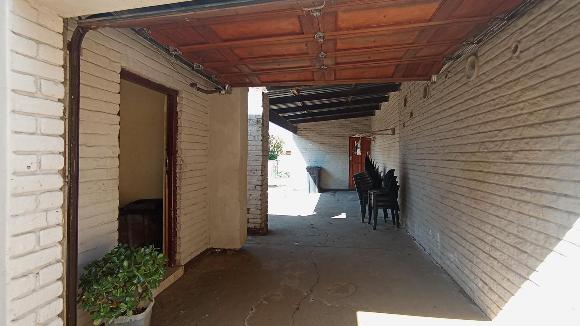 Carport  - 32 square meters of property in Danville