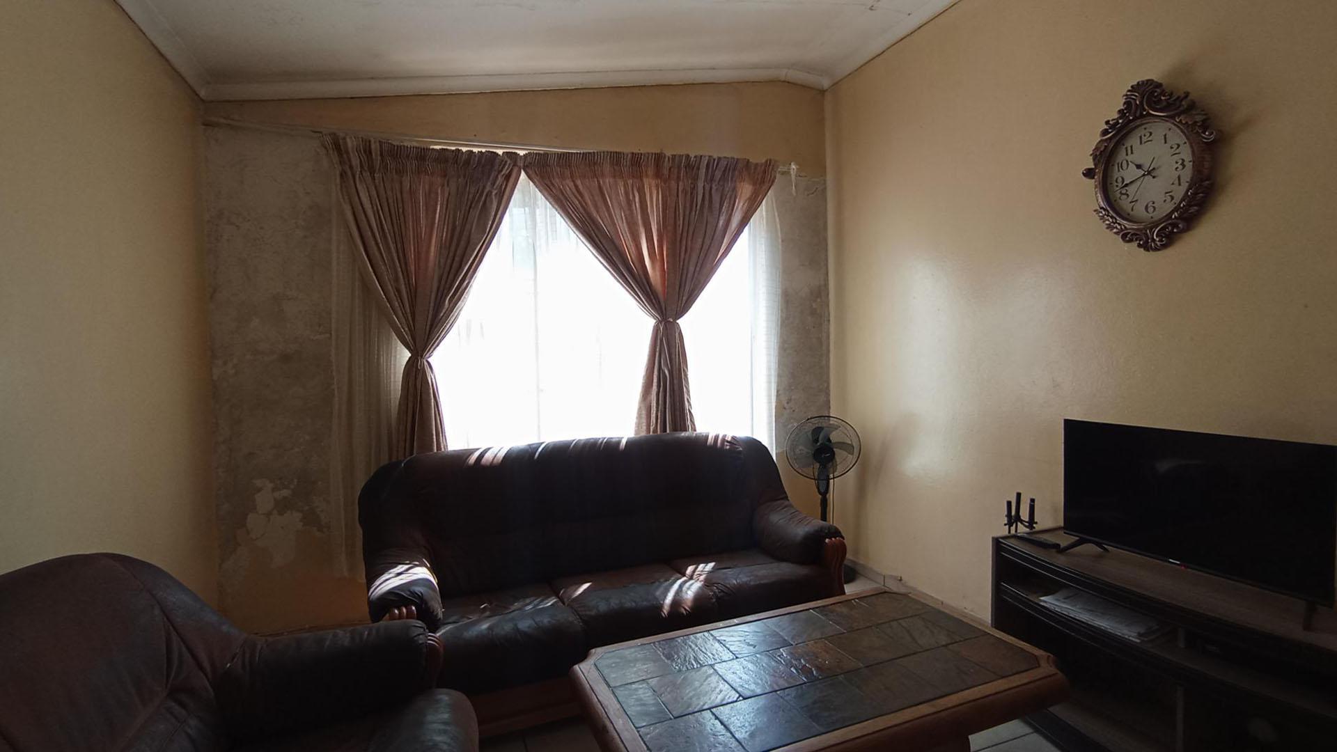 Lounges - 18 square meters of property in Danville