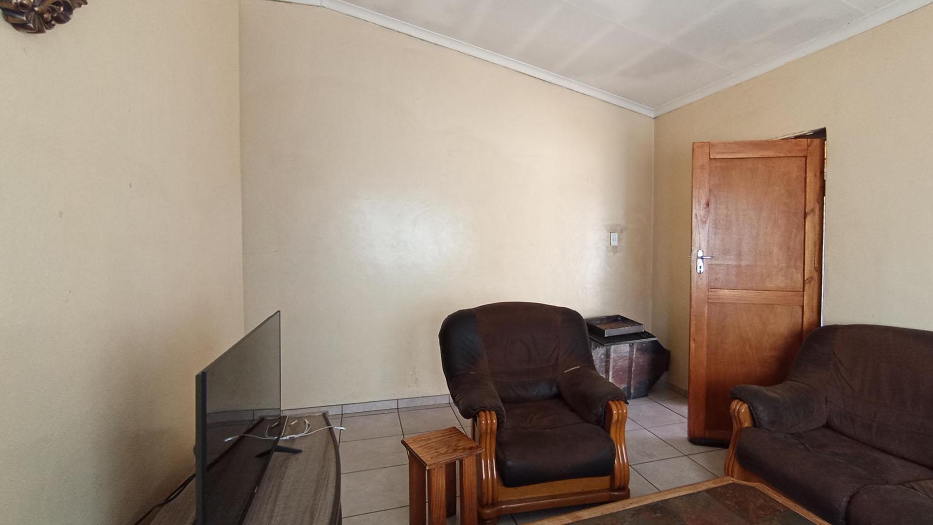 Lounges - 18 square meters of property in Danville