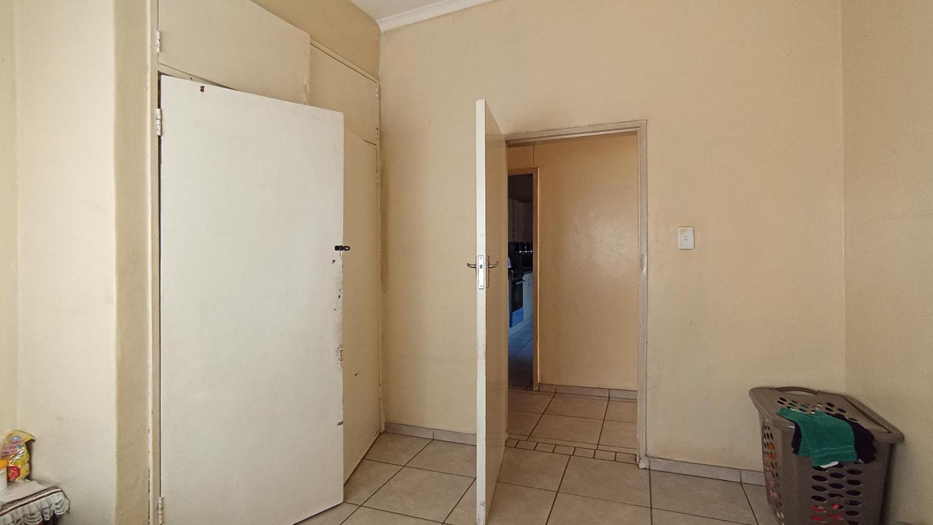 Bed Room 1 - 12 square meters of property in Danville