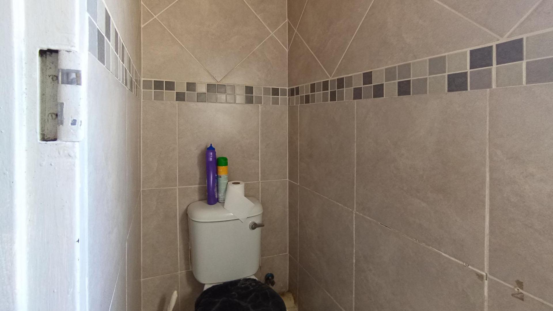 Bathroom 1 - 5 square meters of property in Danville