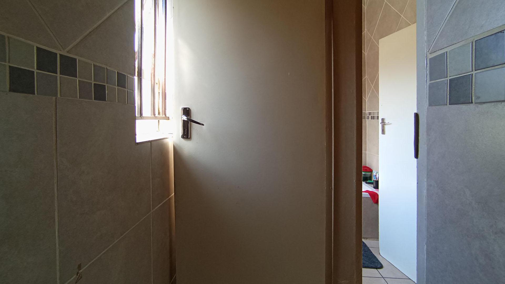 Bathroom 1 - 5 square meters of property in Danville