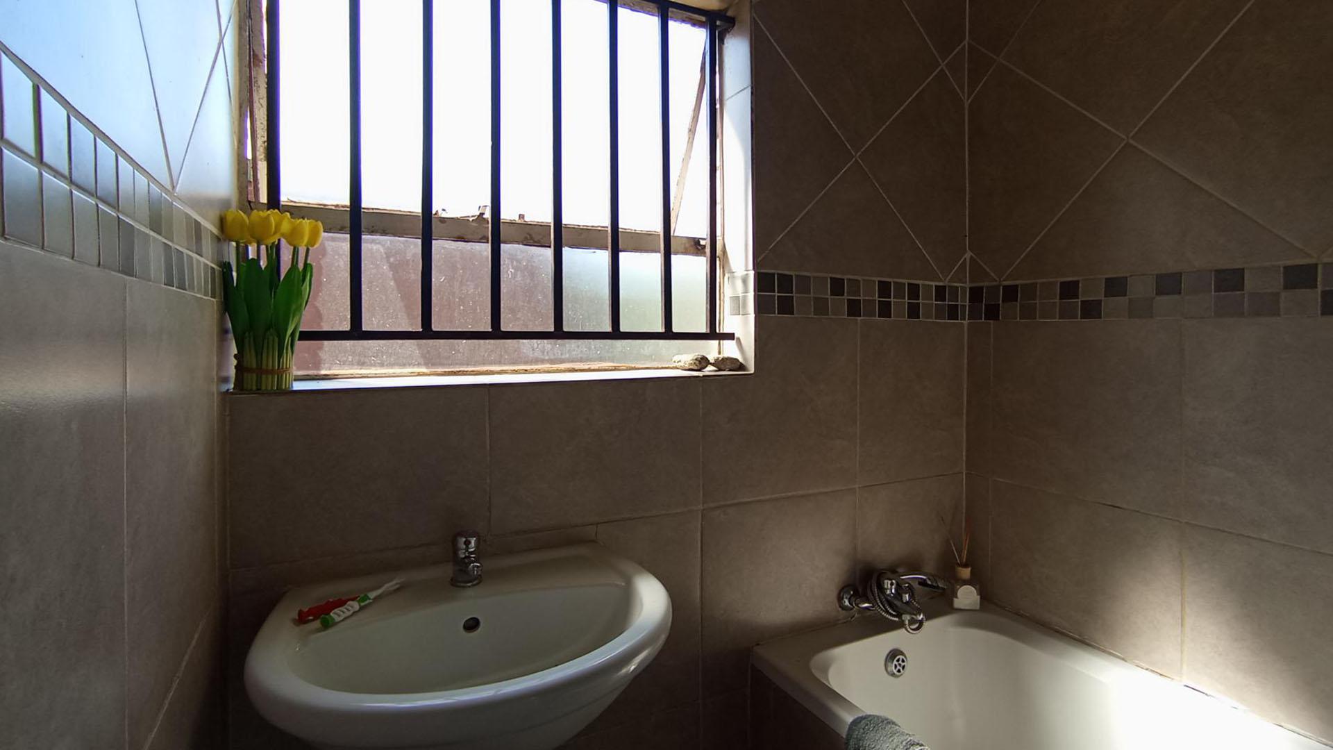 Bathroom 1 - 5 square meters of property in Danville
