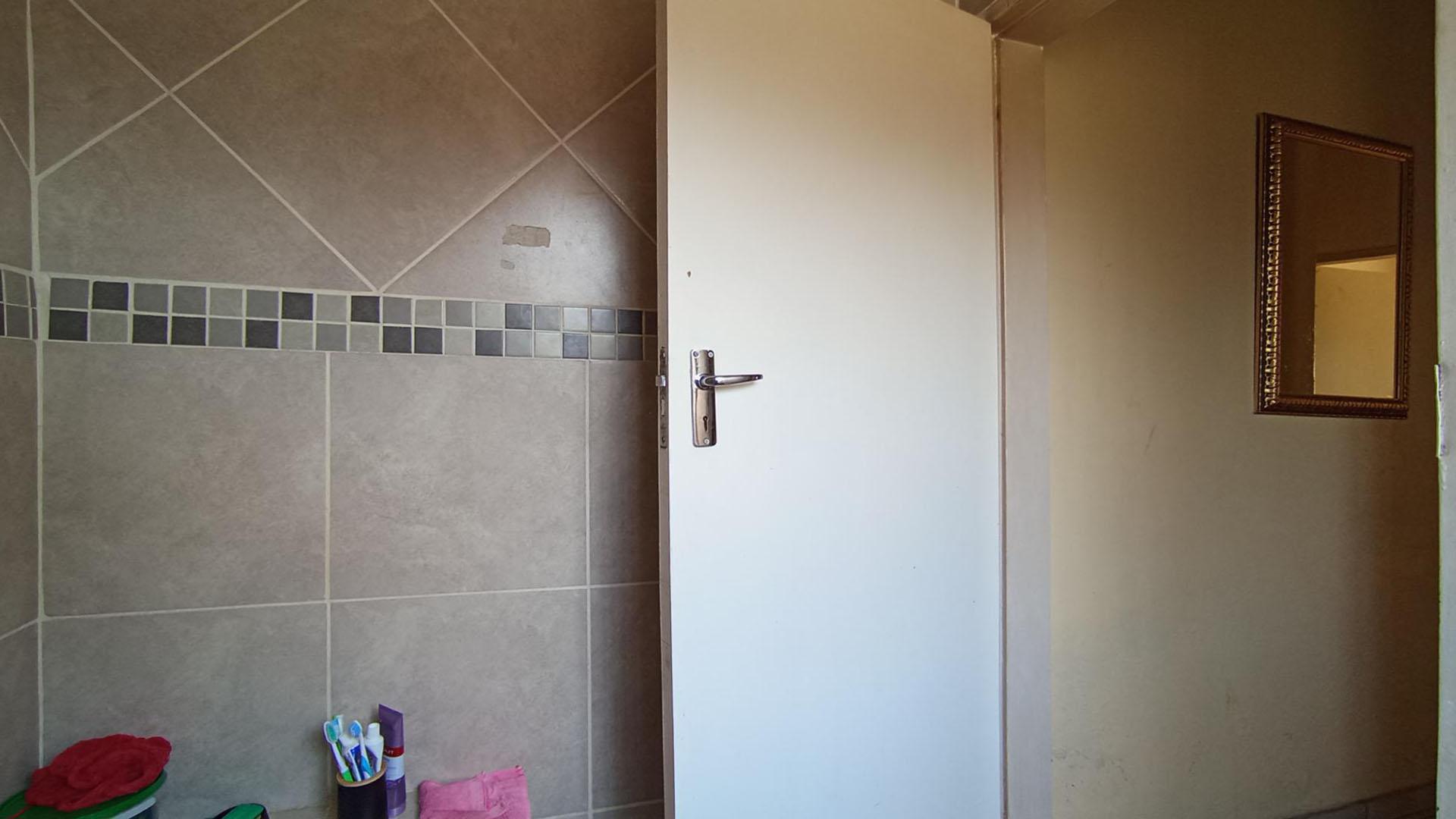 Bathroom 1 - 5 square meters of property in Danville