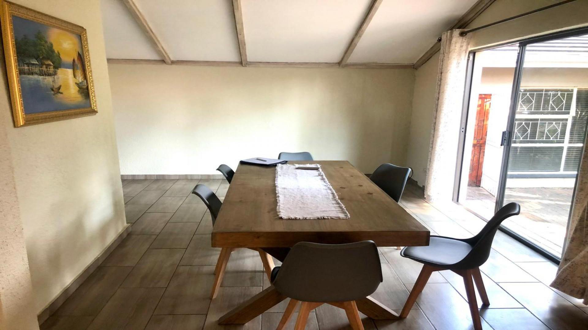 Dining Room of property in Farrarmere