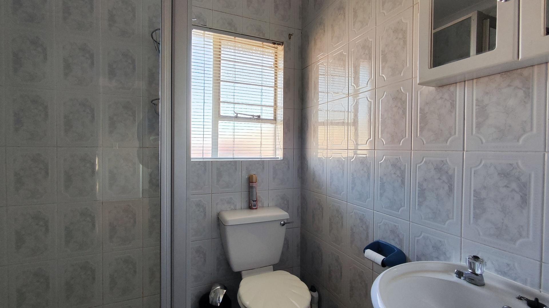 Bathroom 1 - 4 square meters of property in Farrarmere