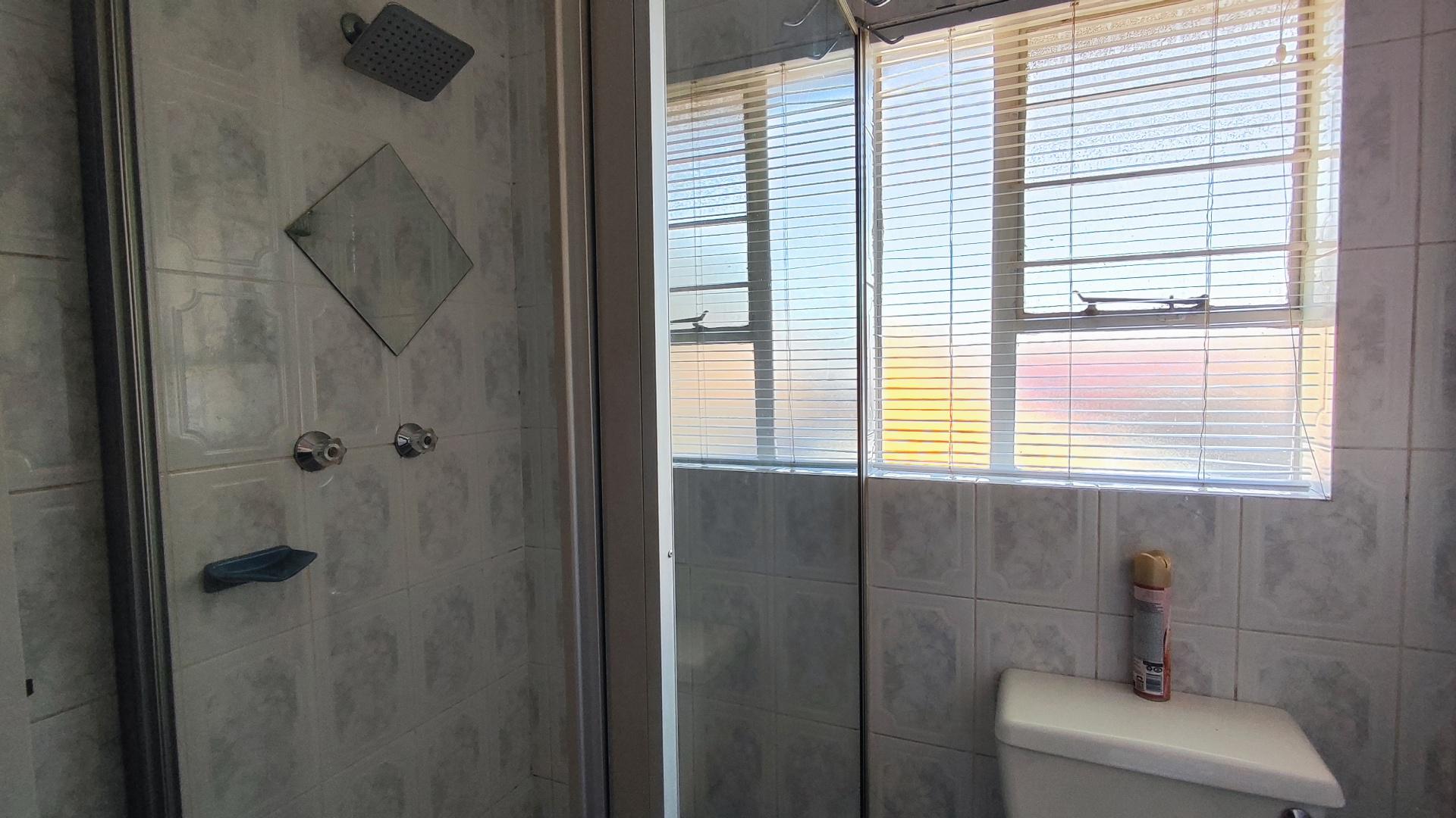Bathroom 1 - 4 square meters of property in Farrarmere