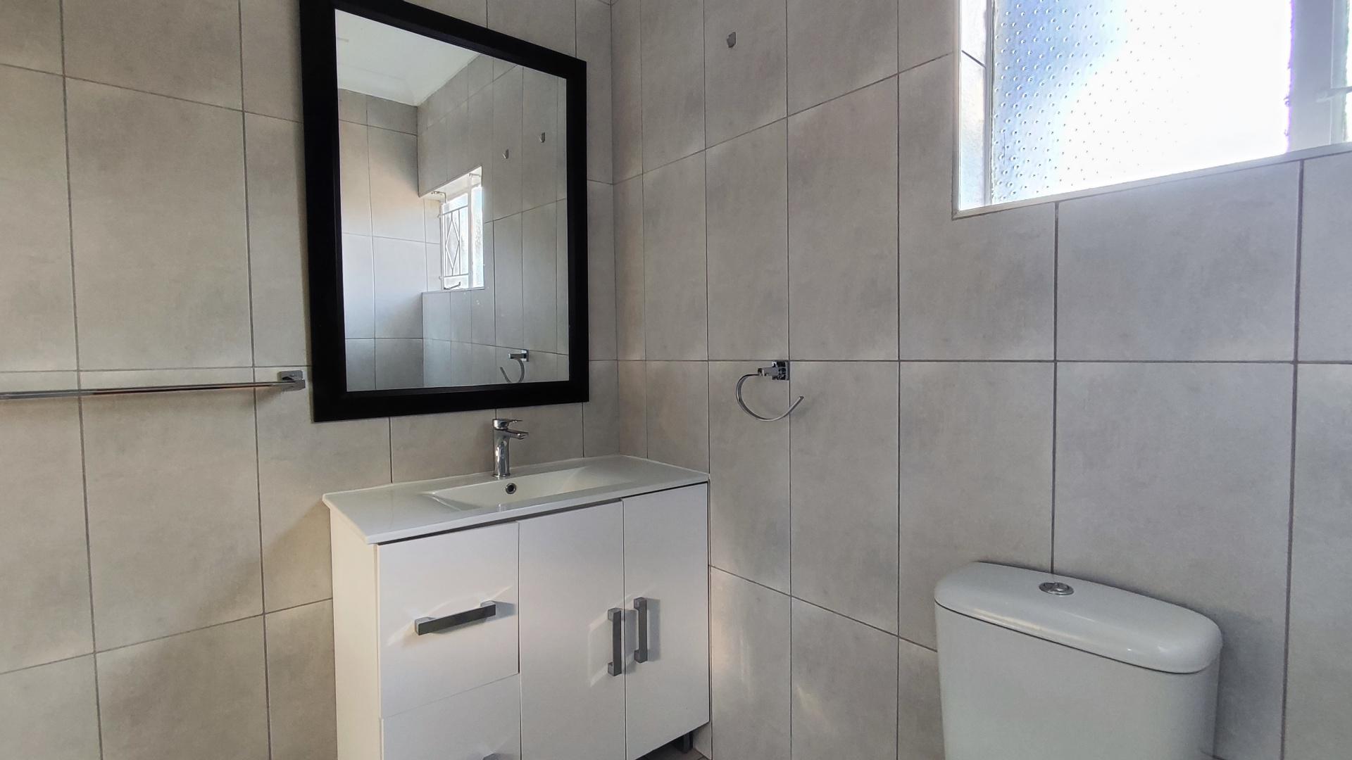 Main Bathroom - 5 square meters of property in Farrarmere