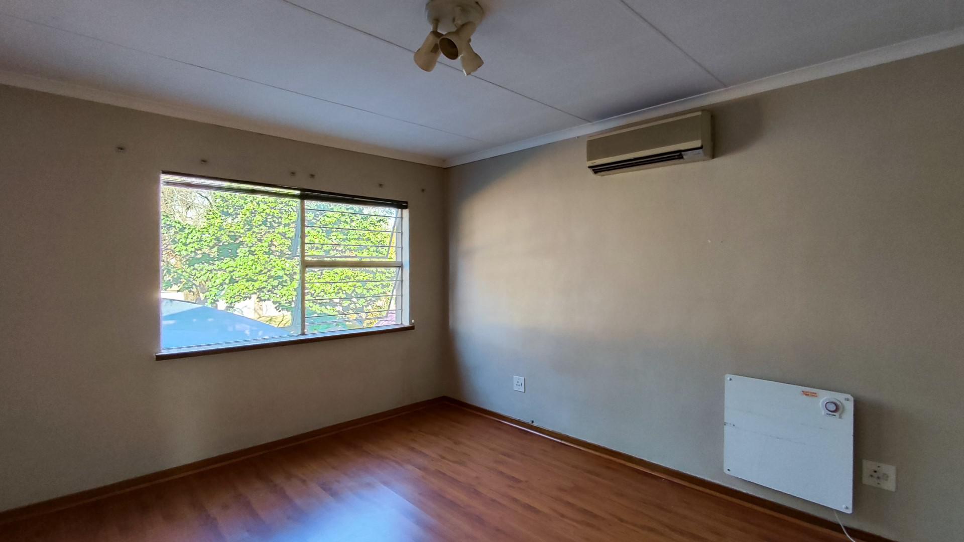 Bed Room 1 - 34 square meters of property in Farrarmere