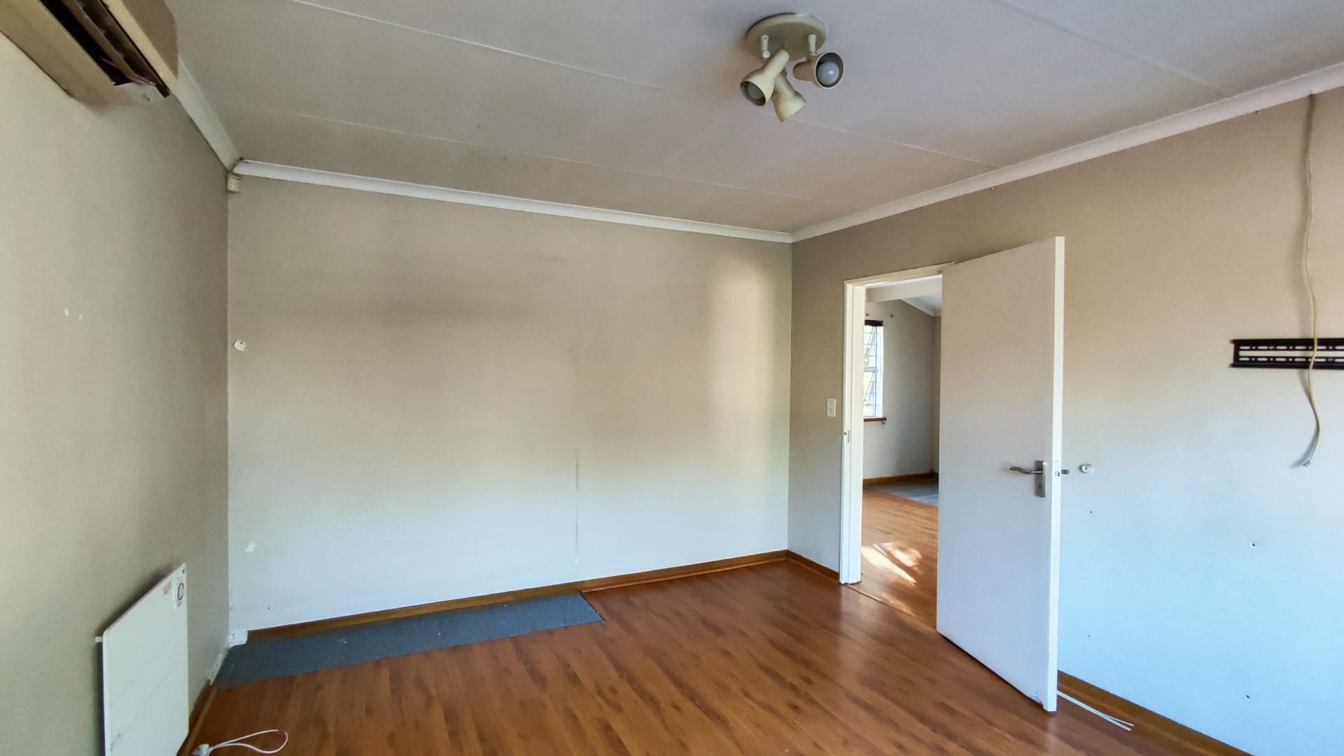 Bed Room 1 - 34 square meters of property in Farrarmere