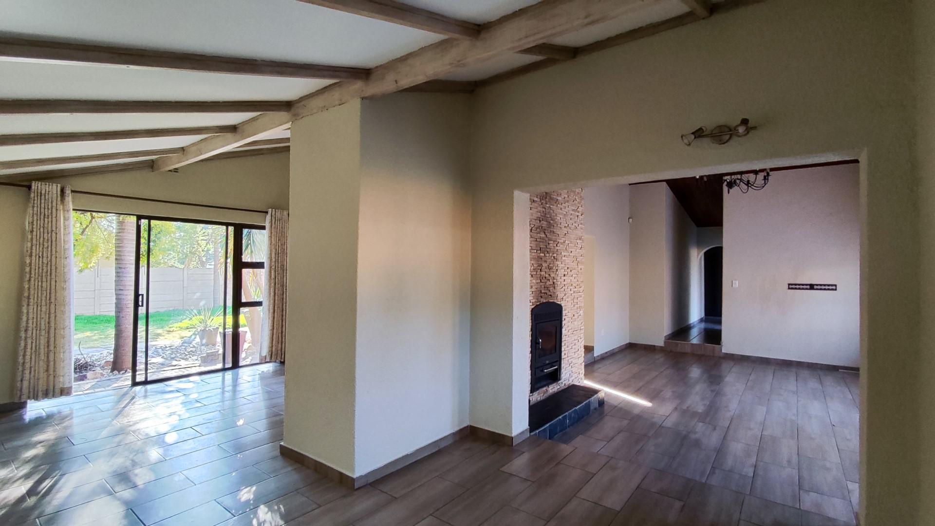 Lounges - 30 square meters of property in Farrarmere
