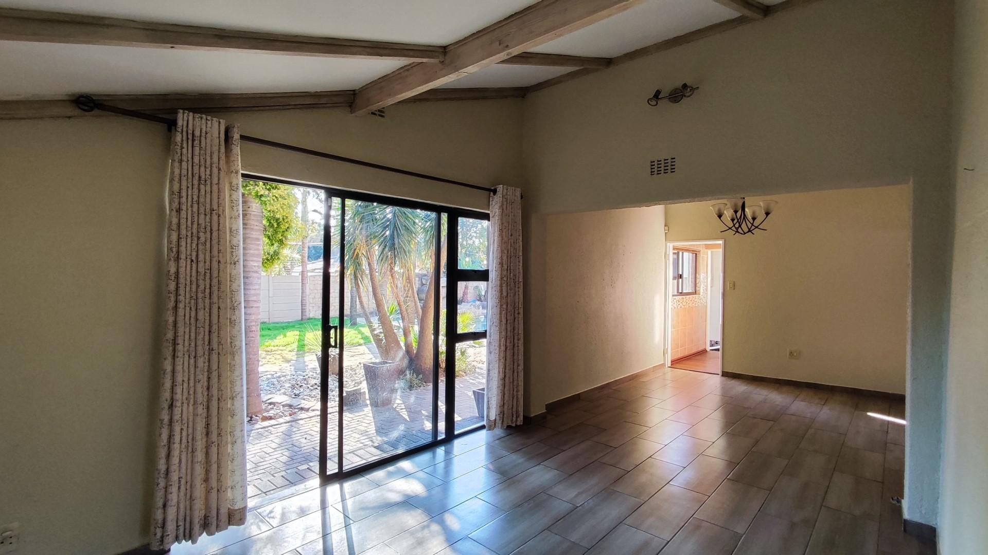 Lounges - 30 square meters of property in Farrarmere