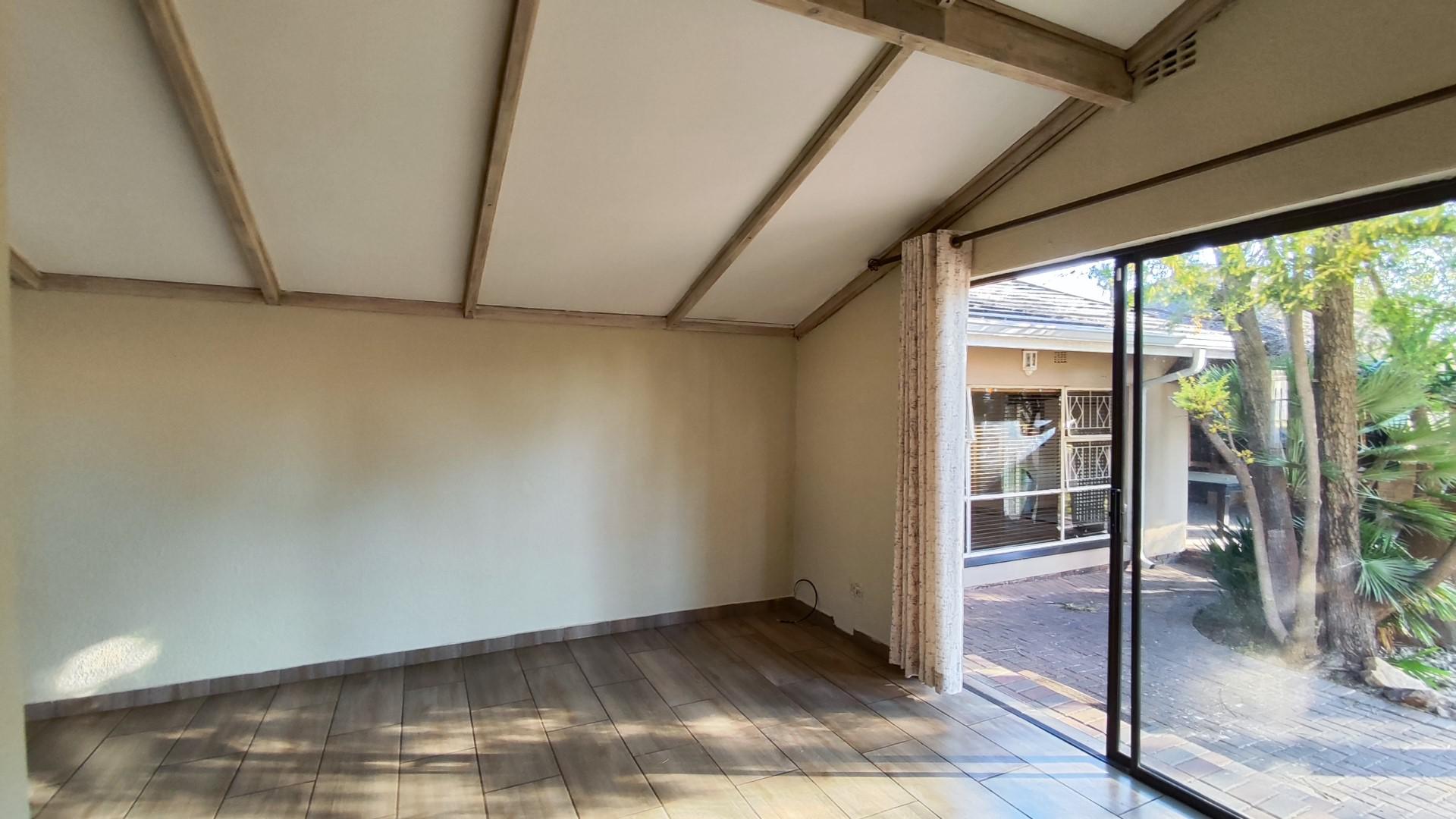 Lounges - 30 square meters of property in Farrarmere