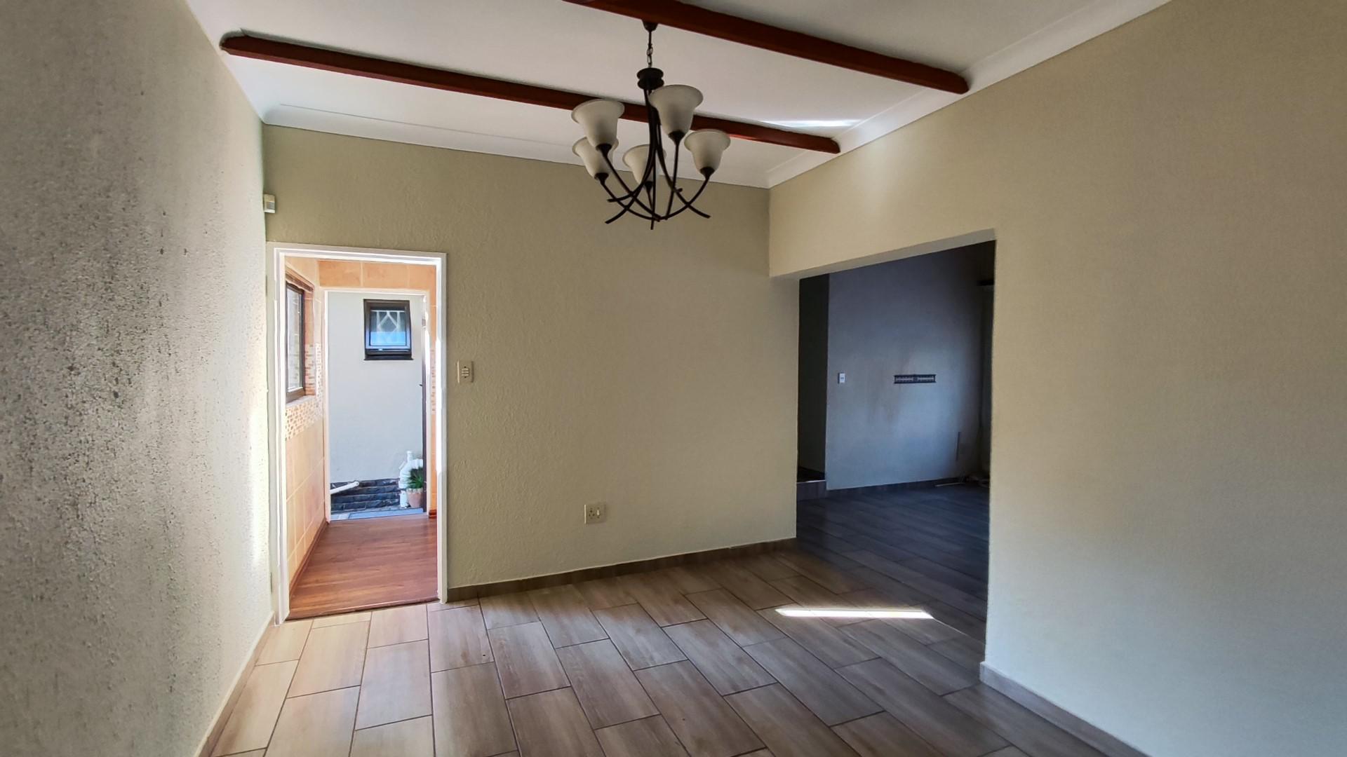 Dining Room - 14 square meters of property in Farrarmere