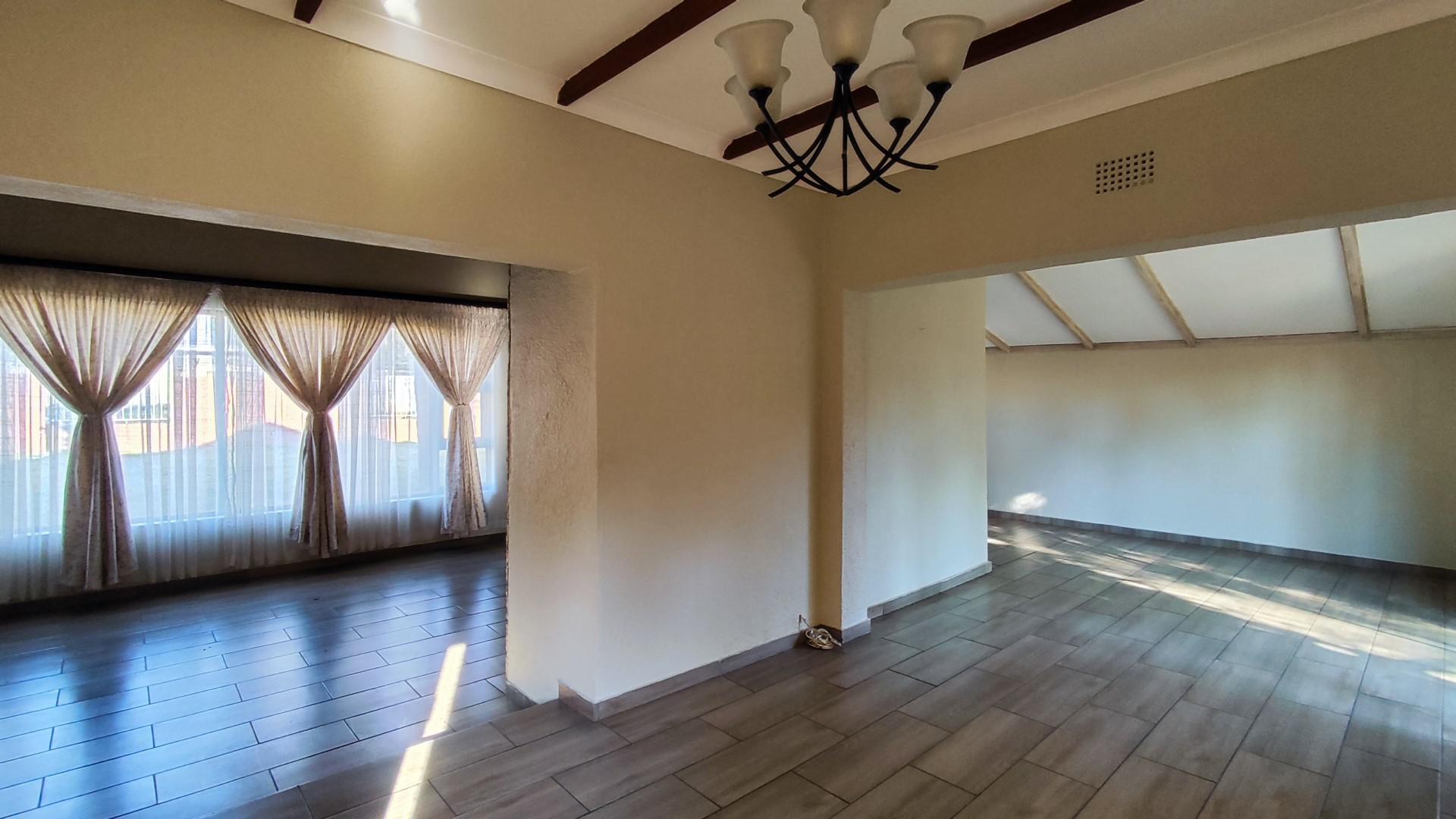 Dining Room - 14 square meters of property in Farrarmere