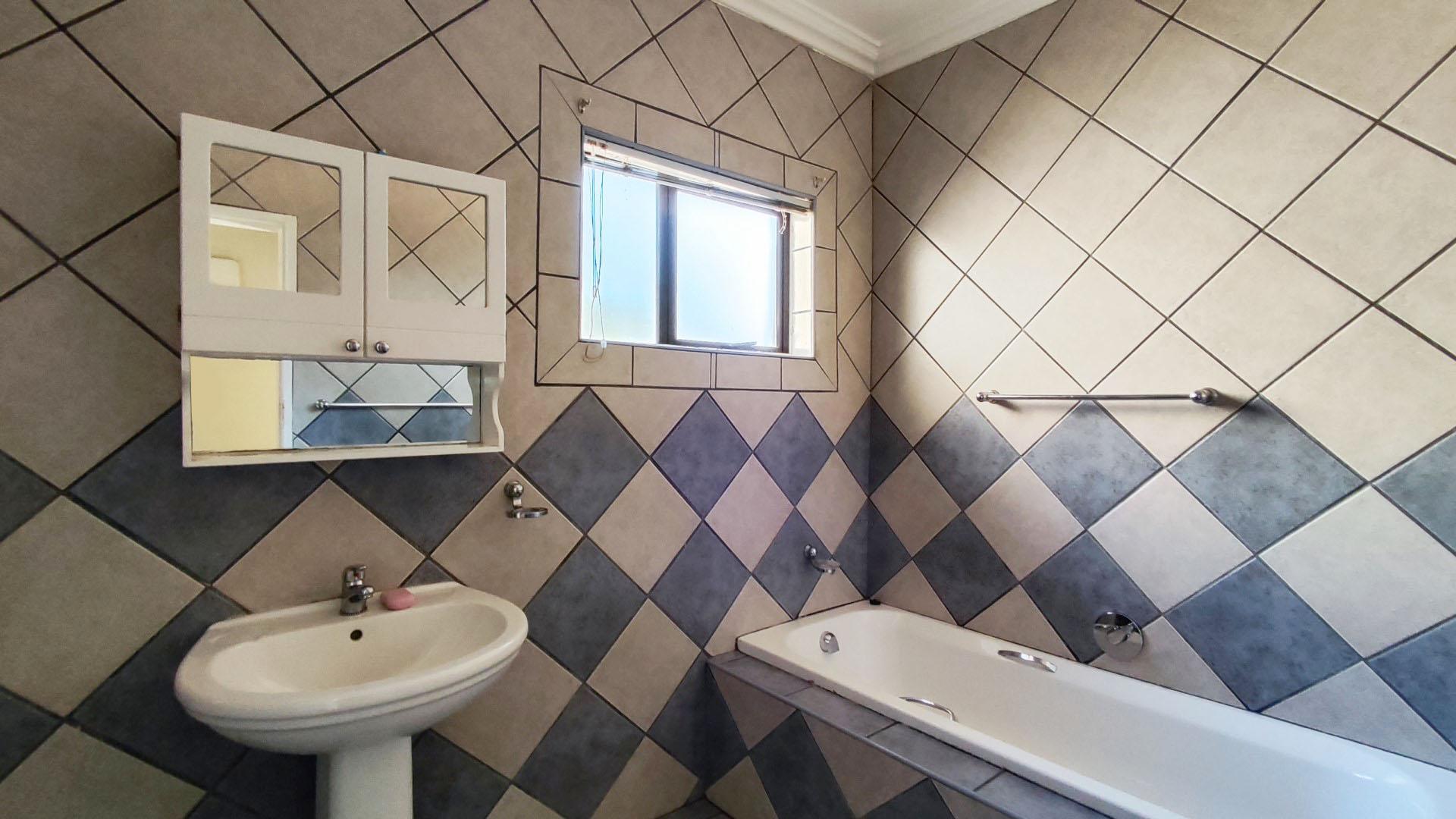 Bathroom 2 - 7 square meters of property in Farrarmere