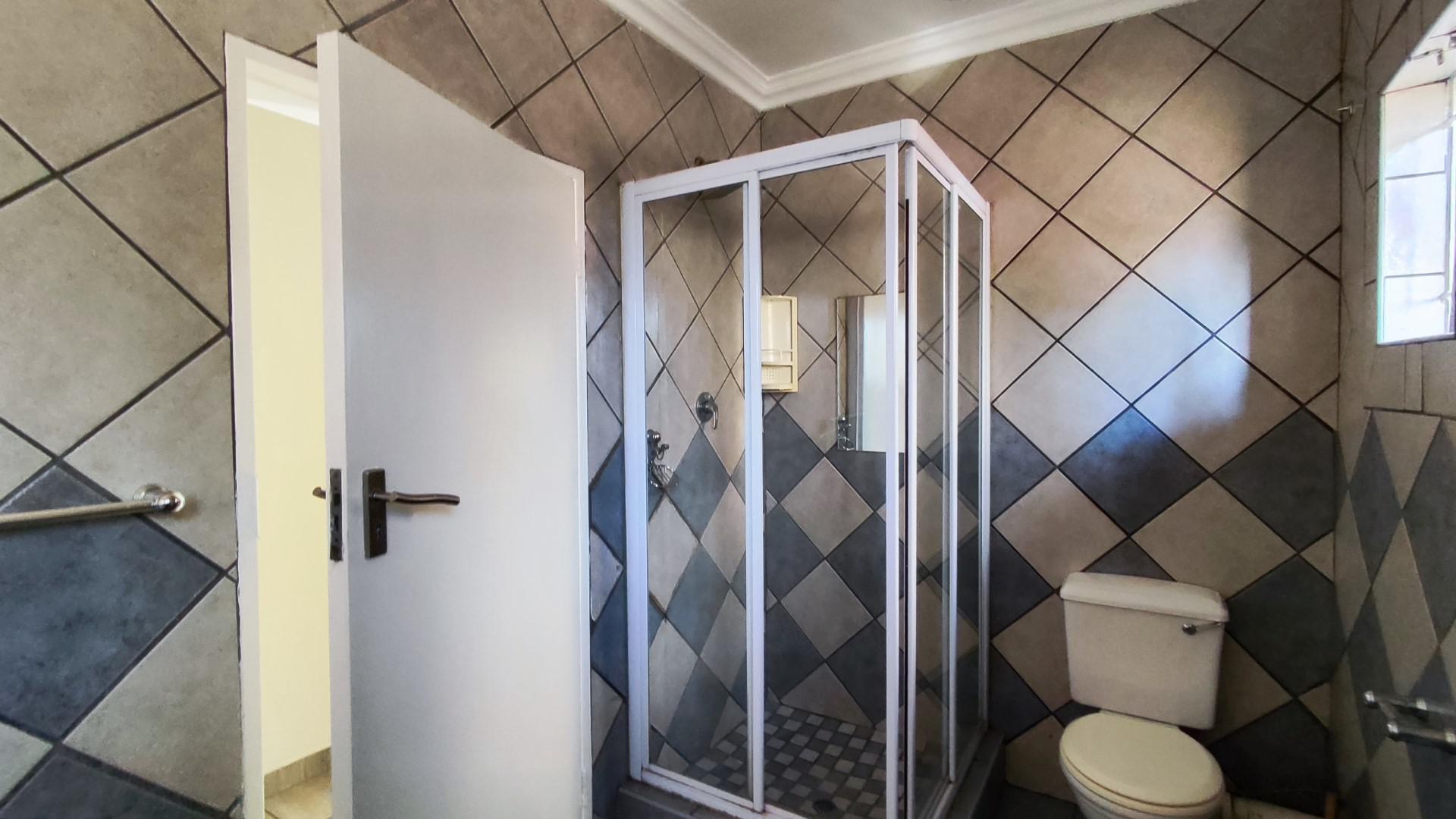 Bathroom 2 - 7 square meters of property in Farrarmere