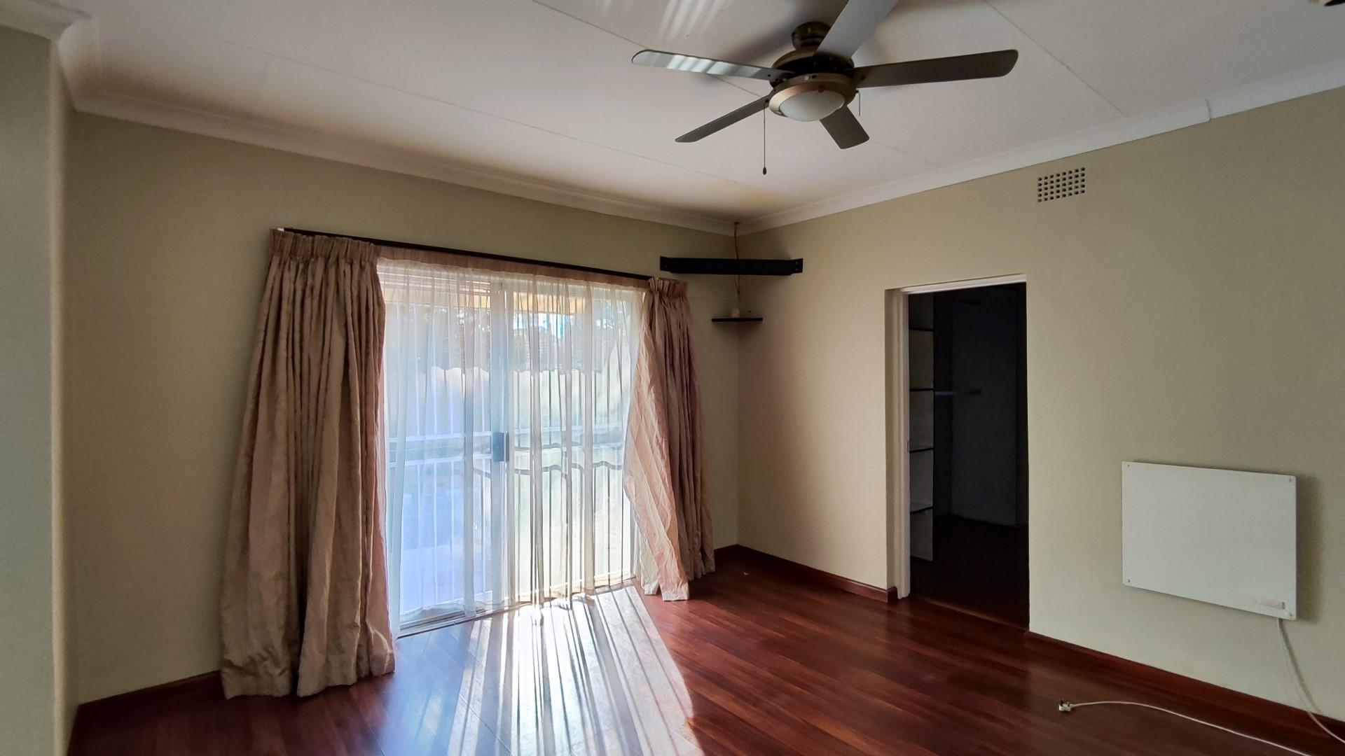 Main Bedroom - 17 square meters of property in Farrarmere