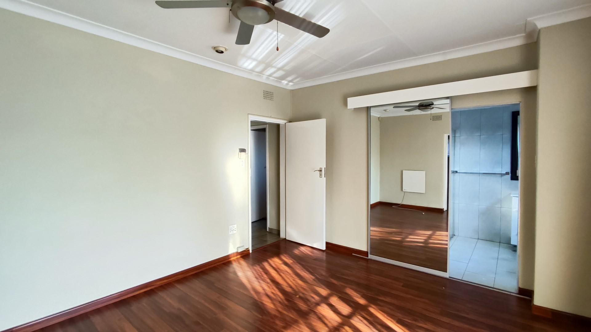 Main Bedroom - 17 square meters of property in Farrarmere