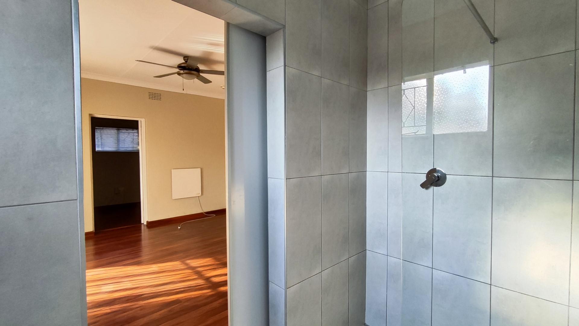 Main Bathroom - 5 square meters of property in Farrarmere