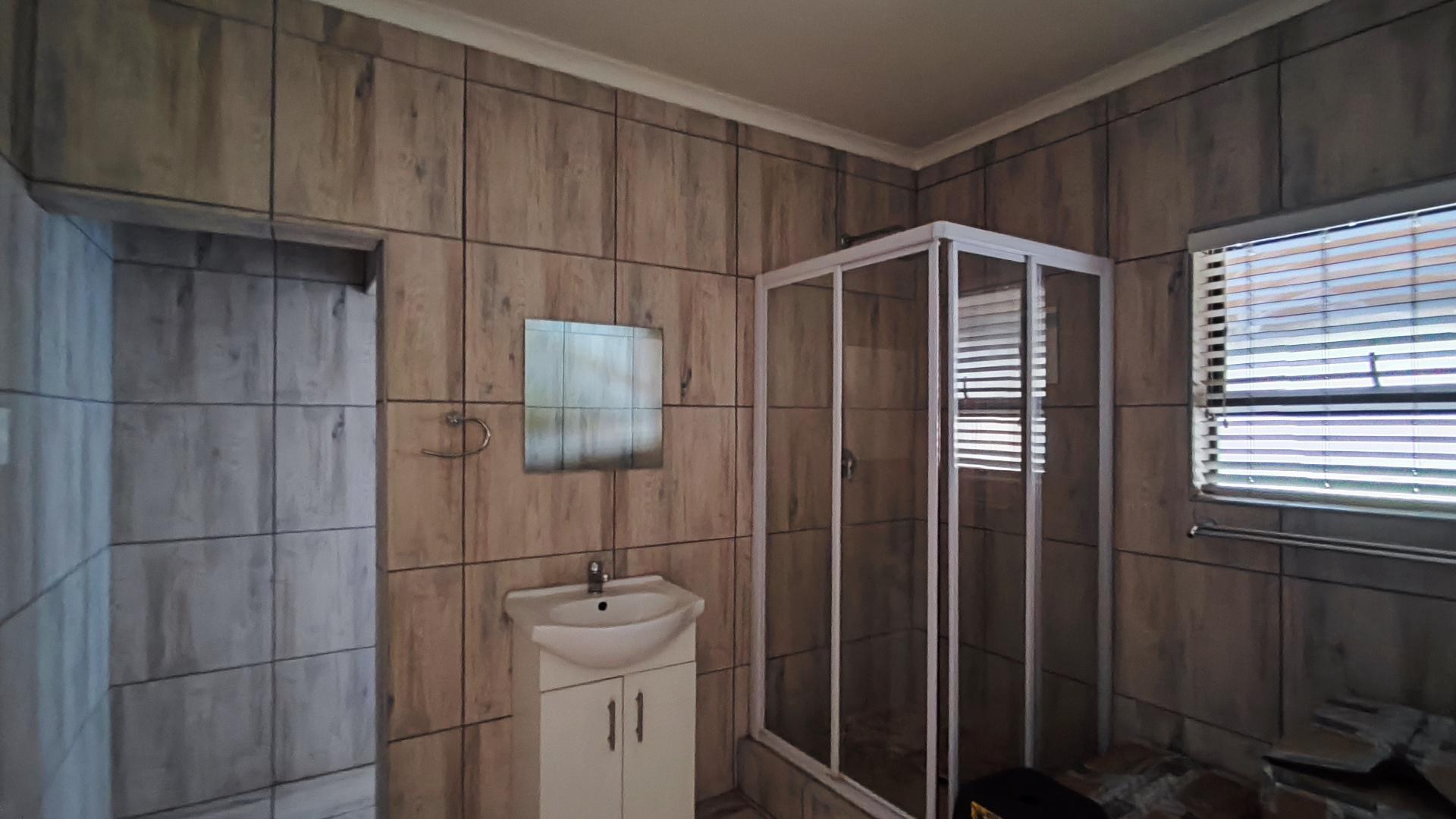 Bathroom 3+ - 9 square meters of property in Farrarmere