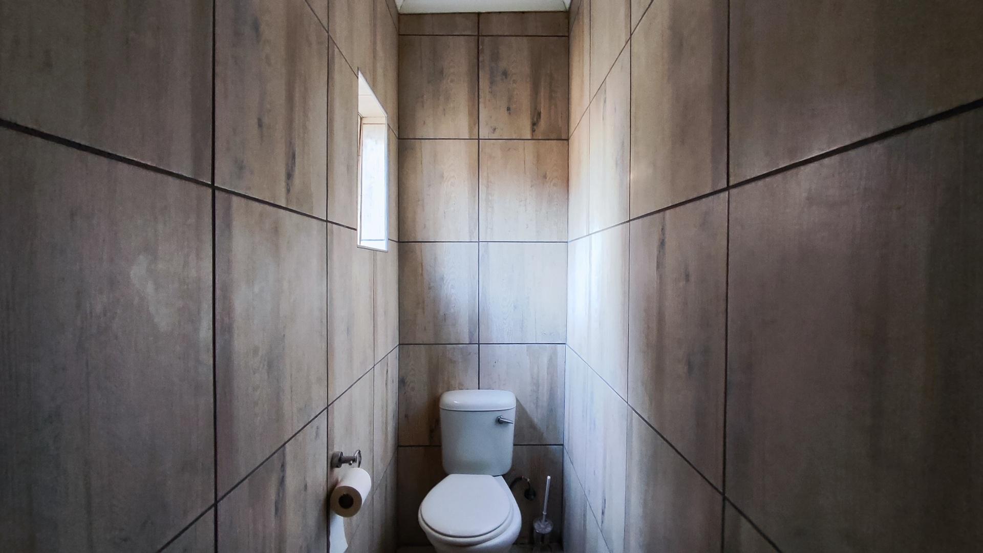 Bathroom 3+ - 9 square meters of property in Farrarmere