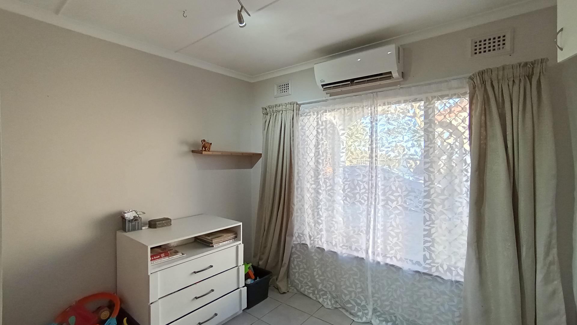 Bed Room 1 - 14 square meters of property in Northdene 