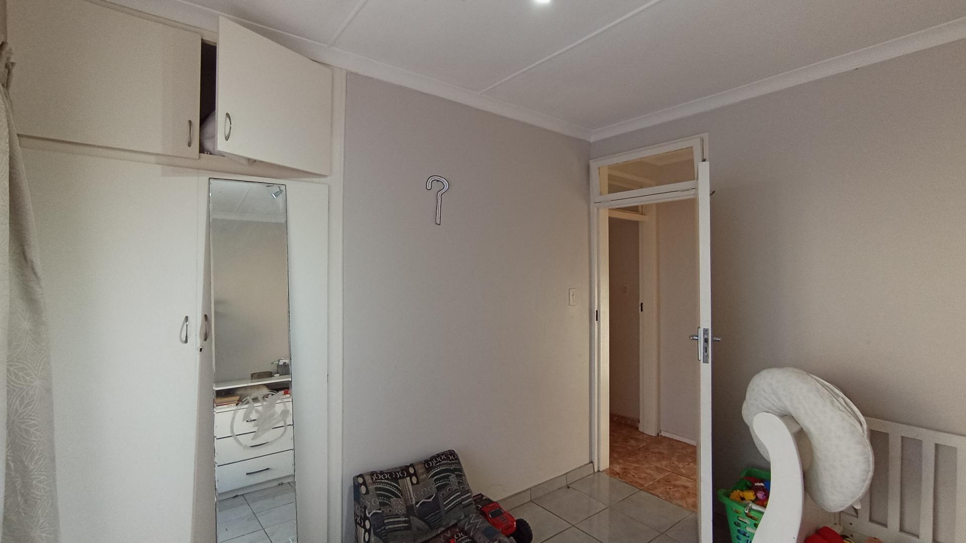 Bed Room 1 - 14 square meters of property in Northdene 